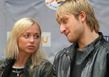 С Еленой Бережной на прессконференции в "Юбилейном", посвящённой предстоящему ледовому шоу ко Дню города. (31 мая 2005)