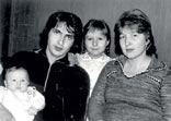 С родителями и старшей сестрой Леной (1982).