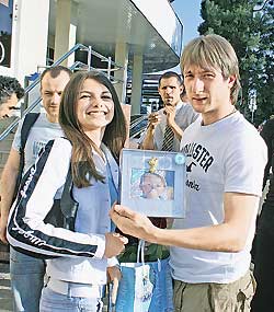 От читательницы "КП" Саши Ковалевой фигурист получил розы и рамку для фото маленького Кристиана.