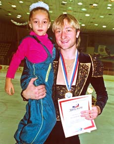 Чемпион с удовольствием сфотографировался с юной самарской фигуристкой Аленой Островской.