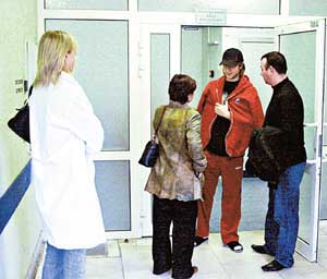 Девушка Ульяна (крайняя слева) и двоюродный брат Дмитрий (справа) вместе с медперсоналом пытаются внести в больничную атмосферу побольше домашнего тепла. 